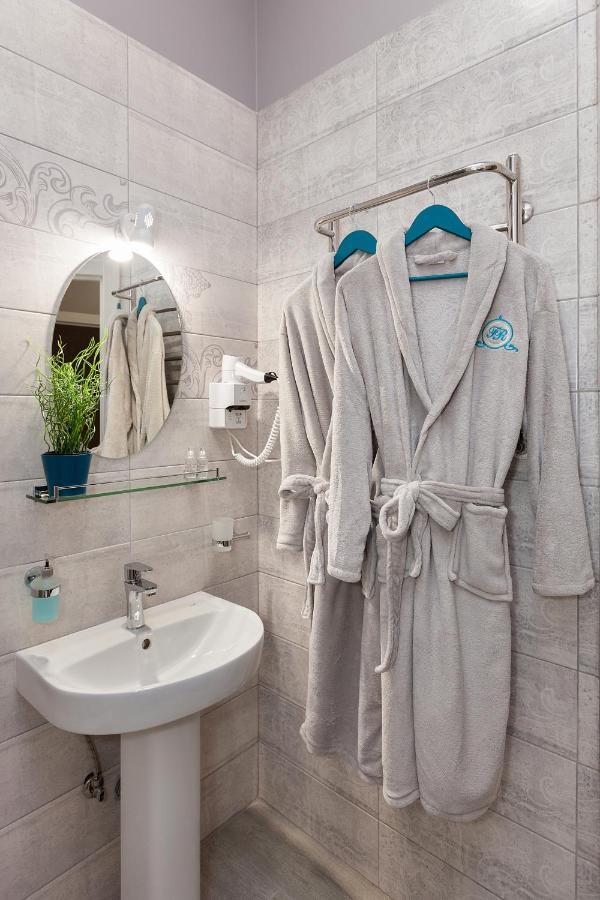 Family Residence Hotel Lviv Bagian luar foto