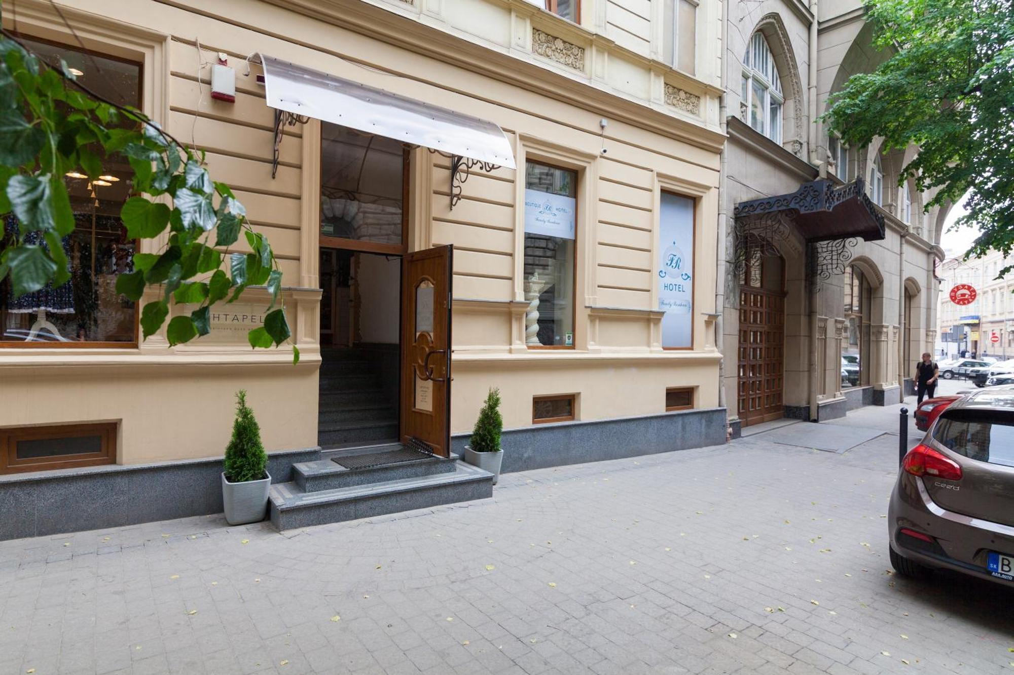 Family Residence Hotel Lviv Bagian luar foto